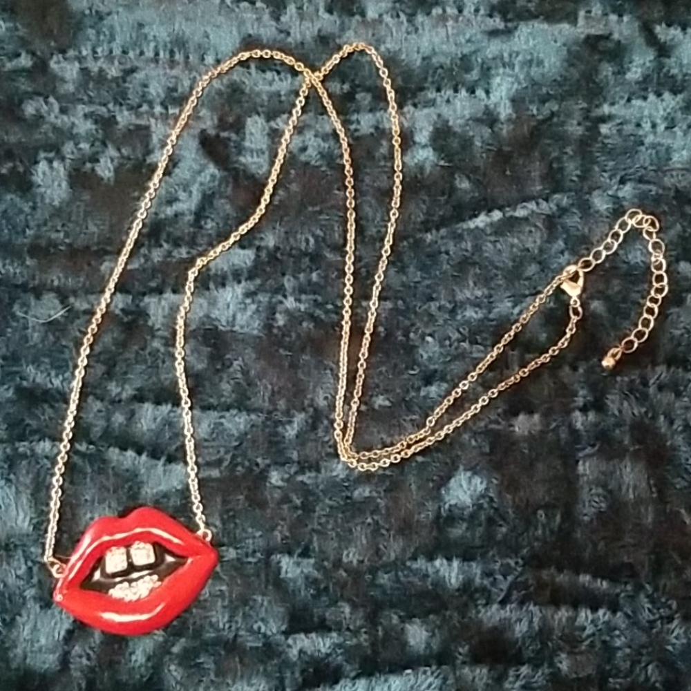 Lips gold tone necklace